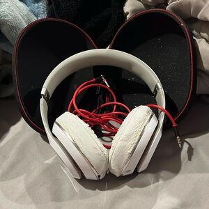 red and white beats, everything included except charger.